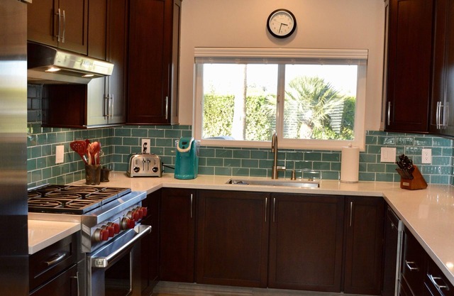 Clean Freshly Renovated Modern Home Close to Everything Located In Movie Colony!