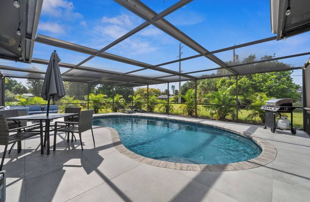 CLEAN! Heated Pool! Close Beaches! Pet OK! CLEAN! Renovated!