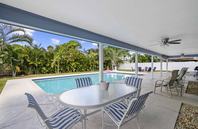 Clean Home Large Heated-Pool - 3/2 +Ofc/den - 3 Miles to Beach "Jupiter Escape"