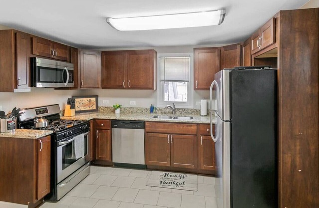 Clean & Modern Apt DT Libertyville near Naval Base