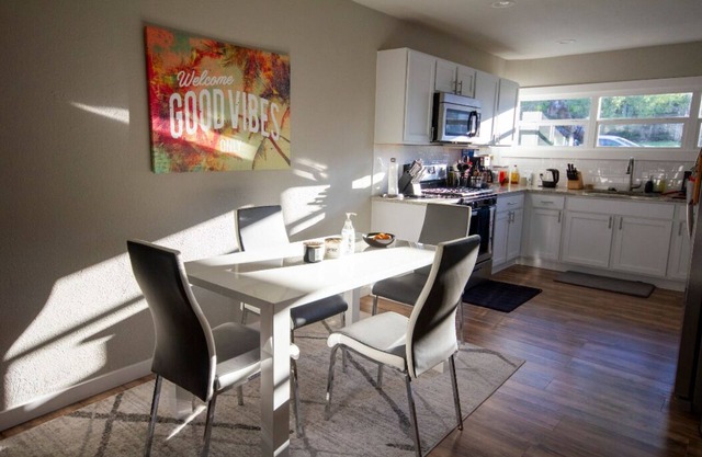 Clean✨ Modern 🍸 Perfect 👌 Getaway 🛩 15 to downtown