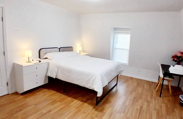 Clean room w/Queen bed/exclusive bathroom. Free Wifi free parking self check in