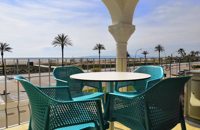 Clean, well-kept apartment on the beach, wifi, air conditioning. 1st floor, up to 4 pers.