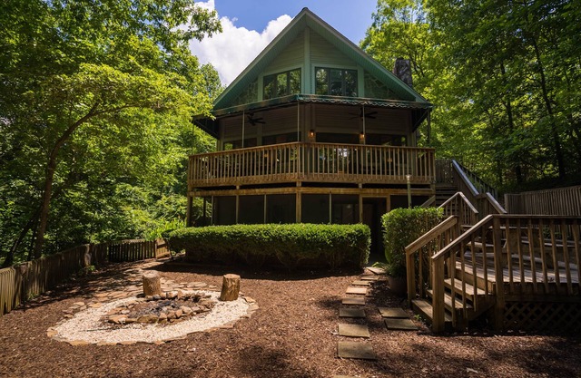 Clemson Hartwell Lake House sleeps 14, 5 kings, pvt dock, quiet , Fall specials!