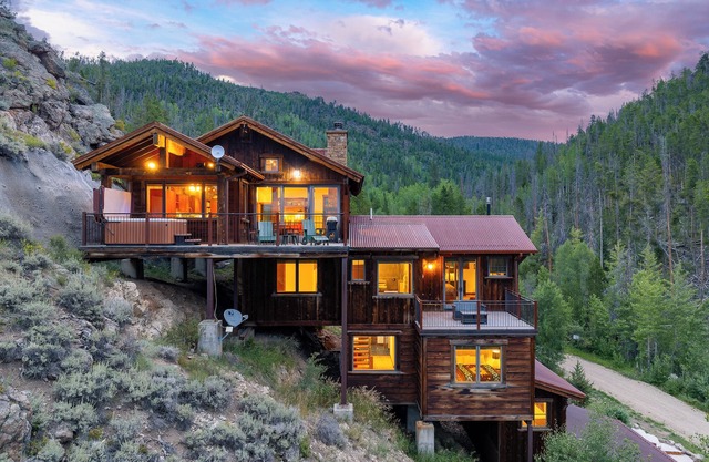 Cliff Side Luxury Chalet I Private Hot Tub I Amazing Views I Best Price I Discounted Attractions