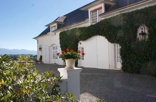 Clos Mirabel Camelia Studio