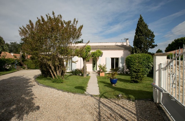Close to Bordeaux and St Emilion, quiet house with large garden.