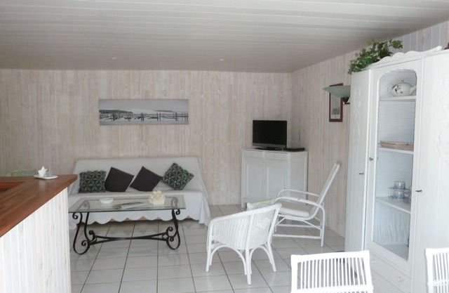 Close to Cap Ferret Comfortable independent apartment with garden