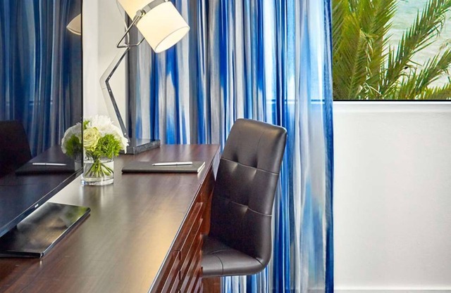 Close to Downtown Fort Lauderdale! Ocean View! Parking, Pool, Pets Allowed!