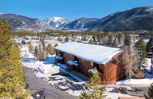 Close to Downtown Grand Lake, Fireplace, Firepit, Wraparound Deck with Panoramic Views