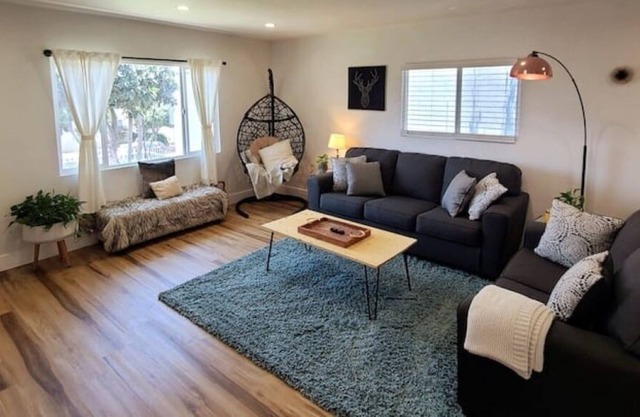 Close to Downtown!! Pet Friendly!! Outdoor space!!