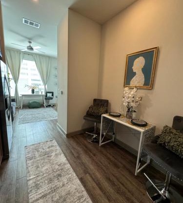 Close to Everything in Downtown King bed Free Onsite Parking and WiFi