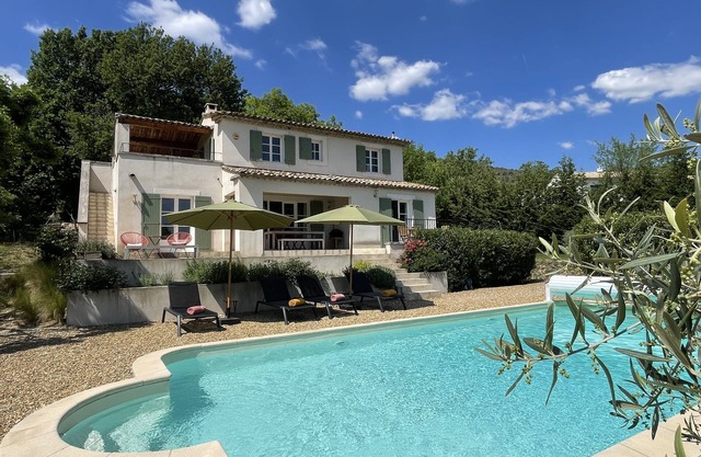 Close to the village, private pool, view of the Luberon