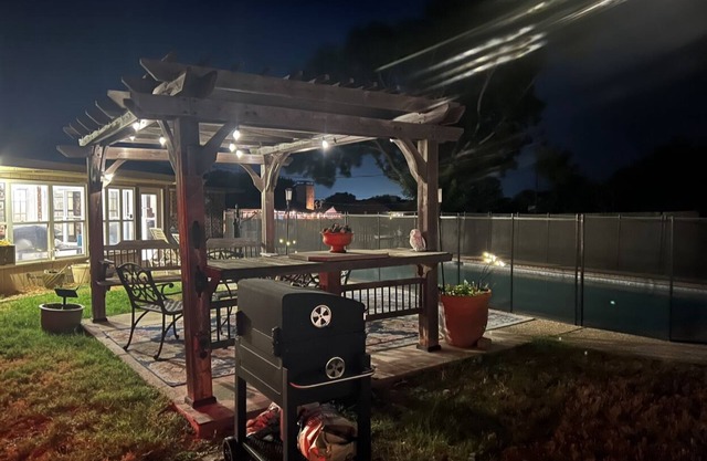 Close to Lake Belton, Pool, Games