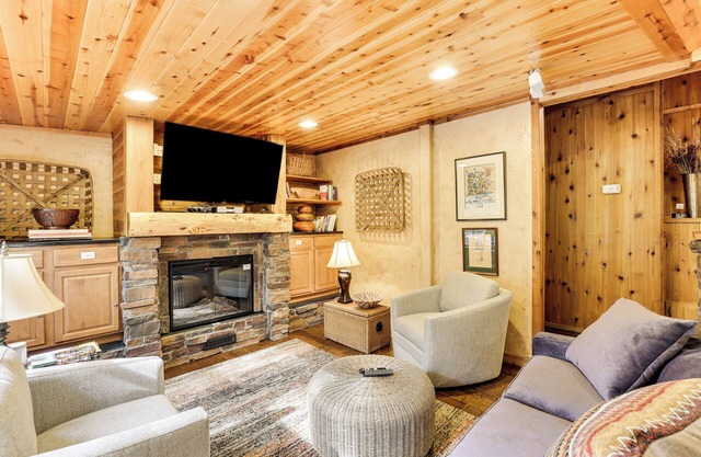 Close to Skiing: Cabin w/Pool Access in Breck
