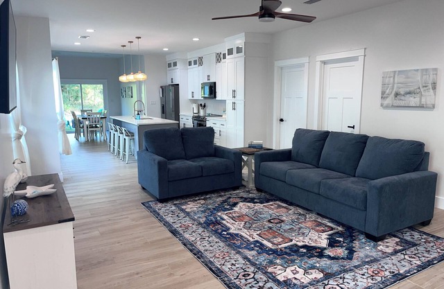 Close to Sports Complex, OWA, beaches, shopping, restaurants. King bed.