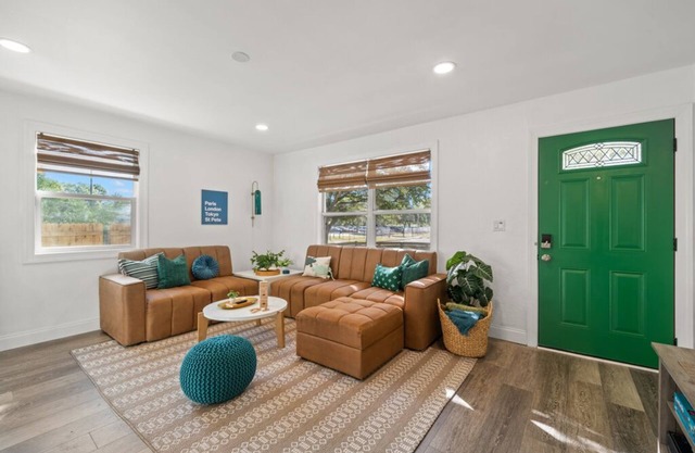 Close to the beach! Gulfport 2BD/1BA King Bed Oasis, close to it all in St Pete