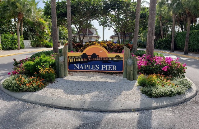 Close to the beach, 3 bedrooms and amenities galore!