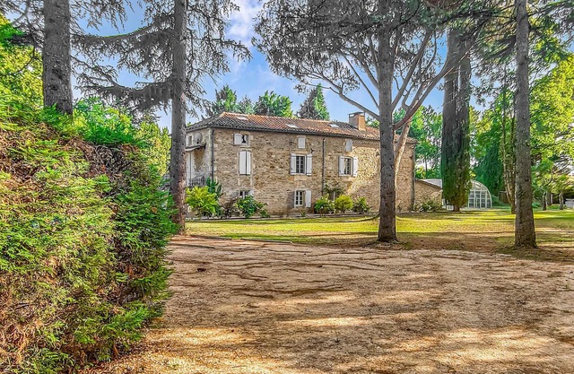 Close to the Lot River, this charming stone house welcomes you with a swimming pool and a private pa