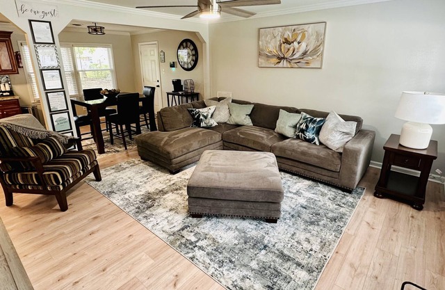 Close to the Mall, Restaurants, shops, interstate, Local Airport, parks, ETC