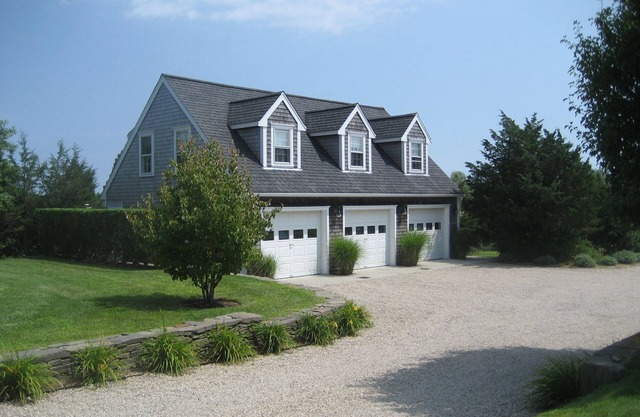 Close to Town , AC, Free WIFI, outdoor shower, grill, private yard on bike path