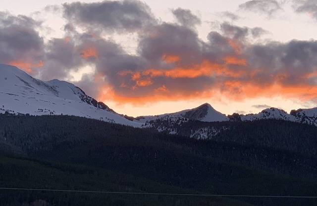 Close to Town & Skiing/Hiking, Stunning Views, Private Hot Tub. Pet welcome.