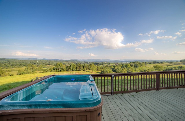 Close to VA Horse Ctr. and downtown Lexington, W&L, VMI. Sleeps 11. Mtn views.
