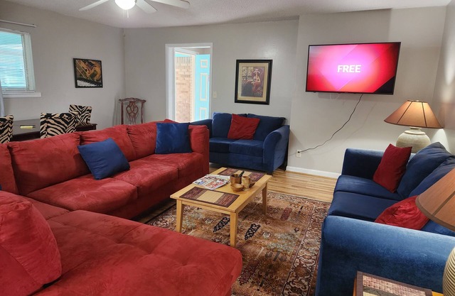 Close to Wahoos, Palafox Restaurants and Events.Visit Beaches and Blue Angels!