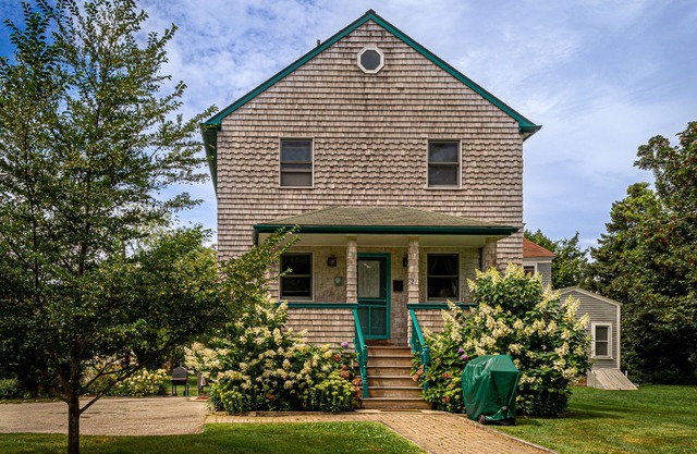 Close Walk to Beach, Cliff Walk, w/Parking, 5 Bedroom, 3 Bath, Well-Maintained