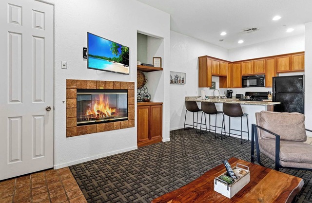 CLR103 Charming 1BR Oasis Steps from Old Town LQ