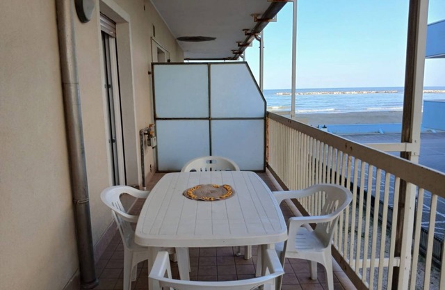CN010 - Cesenatico, large three-room apartment facing the sea with beach