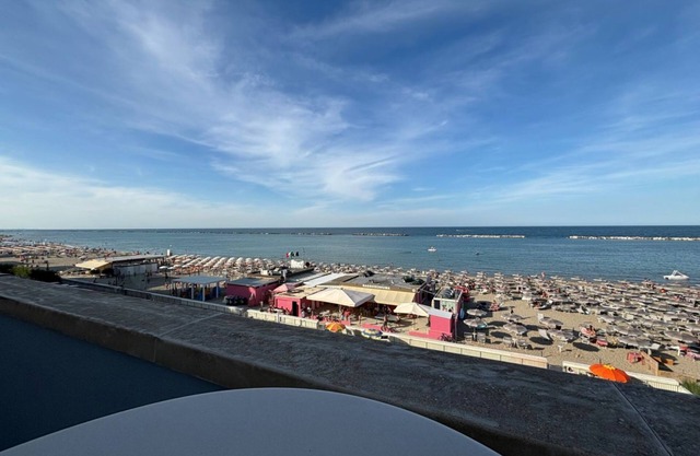 CN018 - Cesenatico, elegant four-room beachfront apartment with parking space