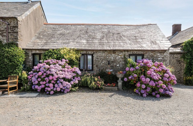 COACH HOUSE COTTAGE, with a garden in Bude