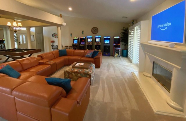 Coachella Chill: 4BR/4King Adj Beds, Arcade, Free Heated Pool, Patio TV, Office