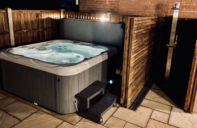 Coast House Cromer - Sleeps 15, hot tub, sea views