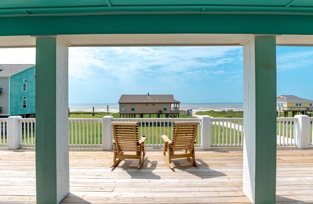 COAST ON INN - 2nd row, 4bedroom, sleeps 16, seconds from beach!