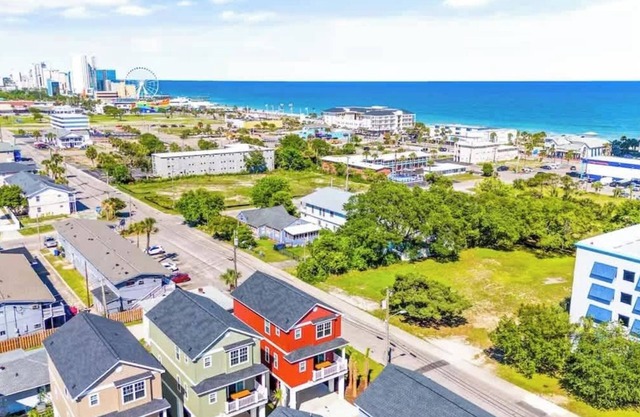 Coastal Beach House, Blocks from Ocean!