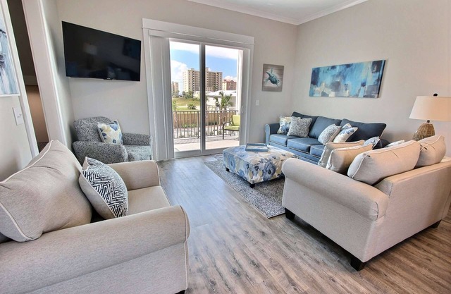 Coastal Breeze Cottage ~ Heated & Cooled Pool + $400 in FREE Activities Daily ~ Zoo, Parasailing