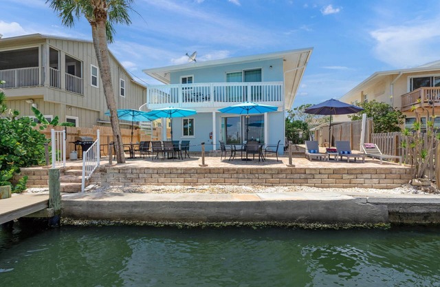 Coastal Breeze Siesta: Waterfront 4-Unit Retreat – Walk to Turtle Beach, Boat Dock & Free Beach Gear