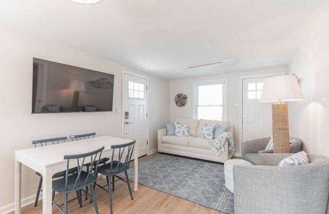 Coastal Centrally Located - 2 bd/1 bath 2nd Floor Unit