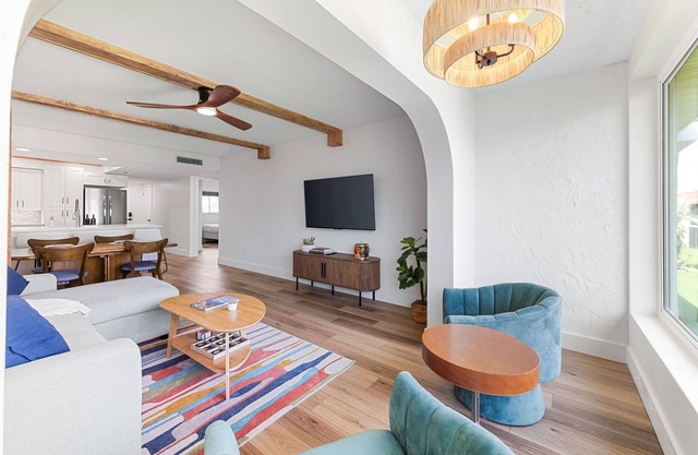 Coastal Condo: Beach & Pool!