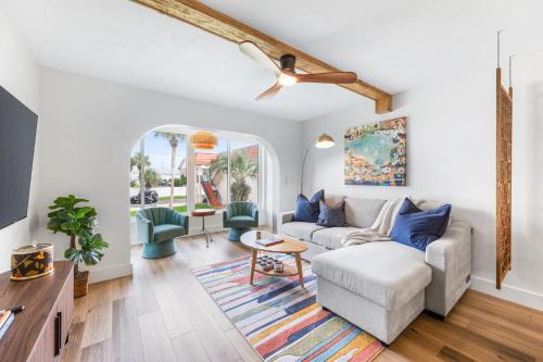 Coastal Condo - Walk to Beach Pool Pickleball and Boat Ramp