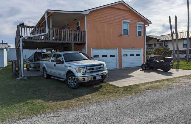 COASTAL CORAL -A few steps to the Beach, Pier, Park & close to all Boat Ramps.