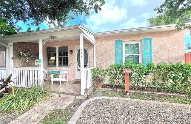 Coastal Cottage 225 - Walk to Beach, King Bed