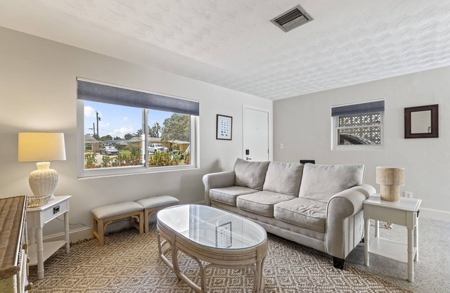 Coastal Cottage 8 min Drive to Downtown & Beaches! Pet Friendly