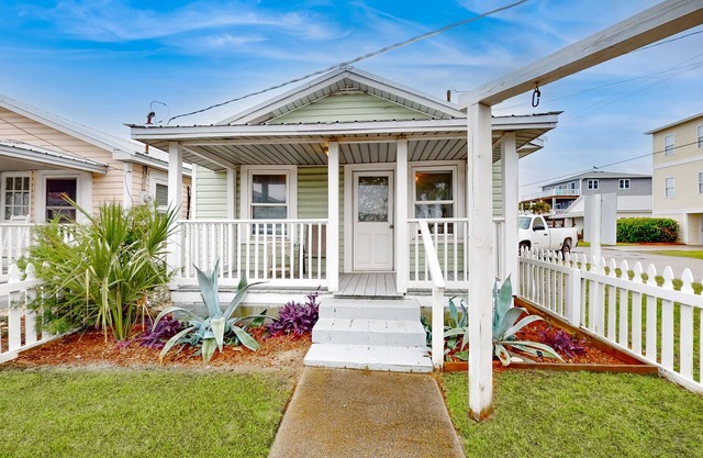 Coastal cottage with short walk to the beach and fishing pier