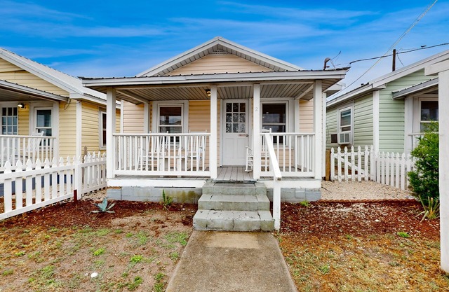 Coastal cottage with short walk to the beach and fishing pier