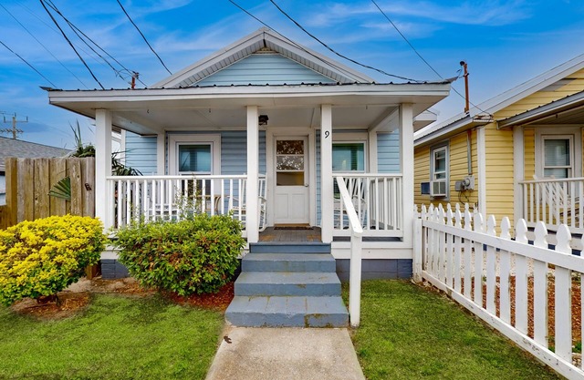 Coastal cottage with short walk to the beach and fishing pier