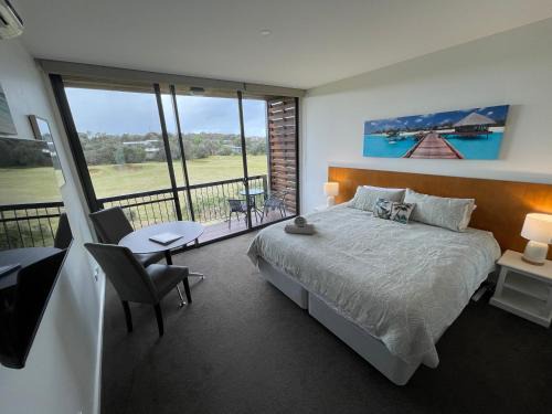 Coastal Cove Suite - with heated pool near Hot Springs & Golf