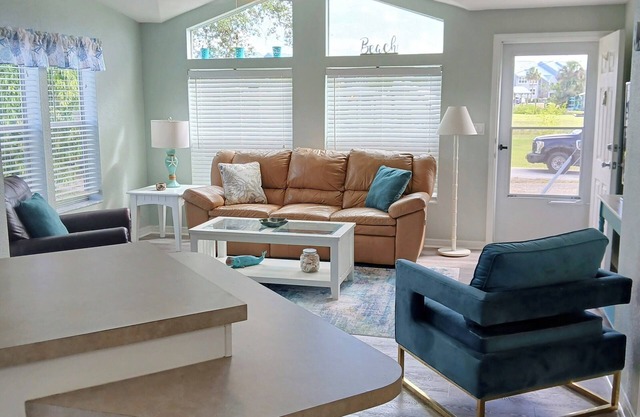 Coastal, cozy home on canal in Port Charlotte!